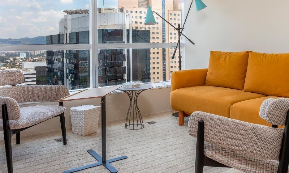 Sala do consultório com poltronas e sofá amarelo